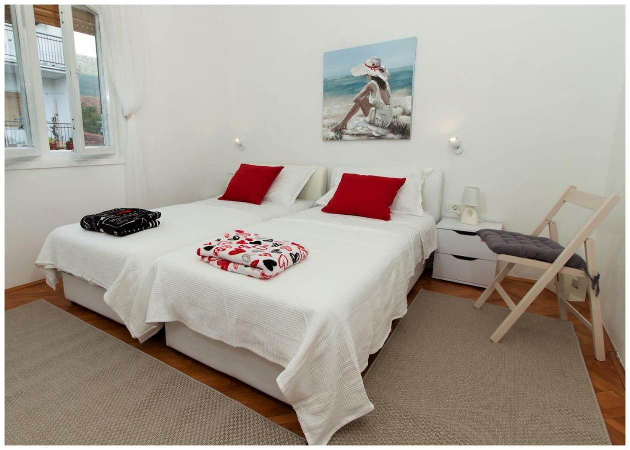 Large Apartment Between Split And Trogir Kaštela Exteriör bild