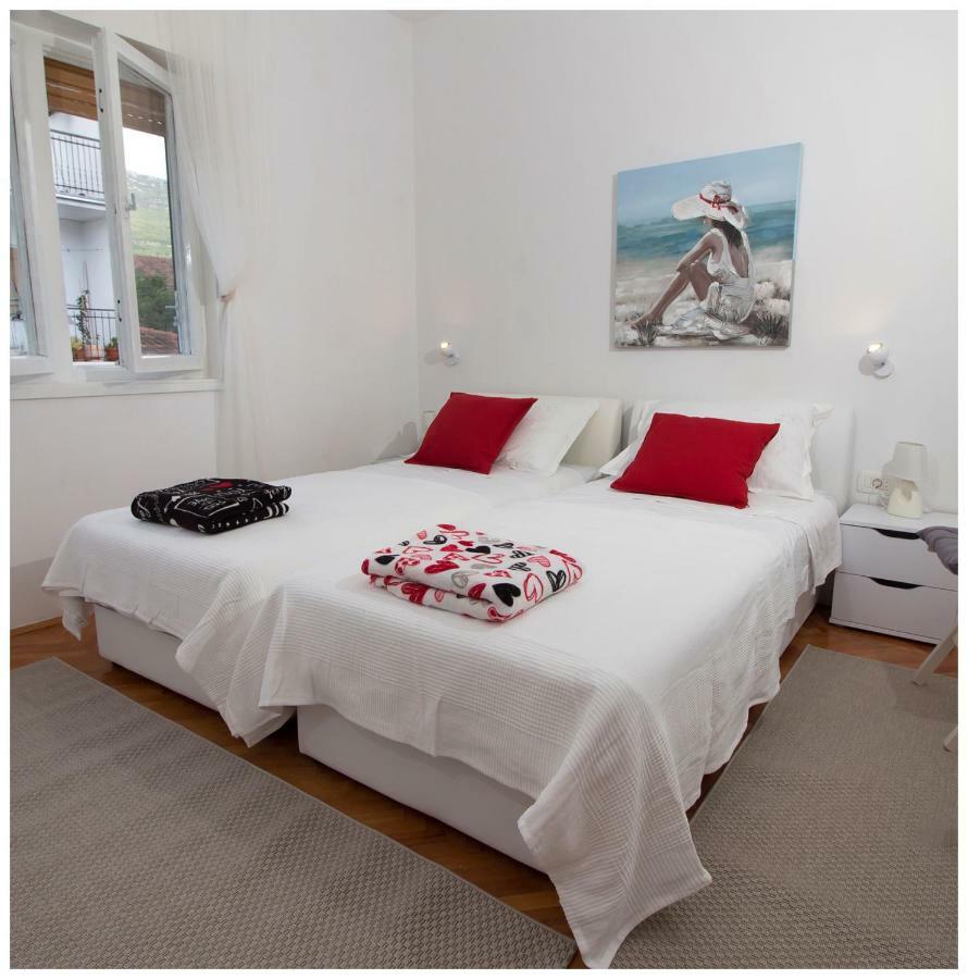 Large Apartment Between Split And Trogir Kaštela Exteriör bild