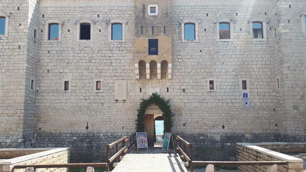 Large Apartment Between Split And Trogir Kaštela Exteriör bild